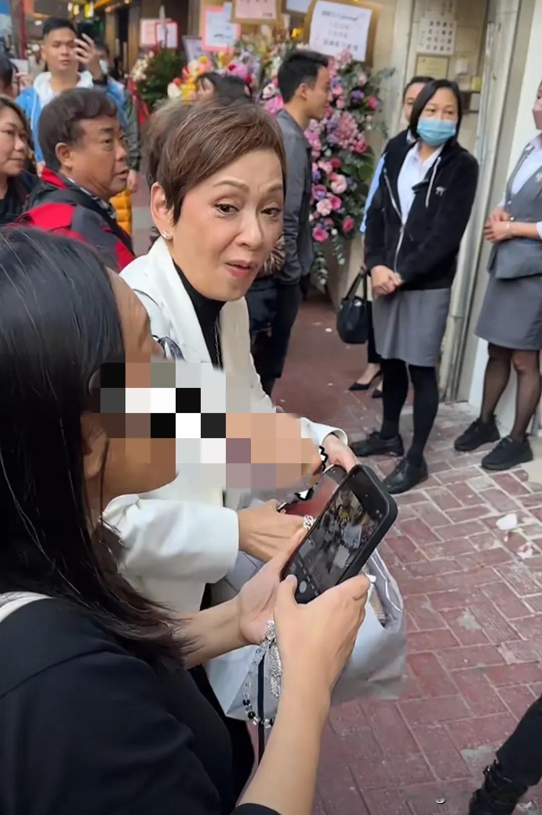 香港街头周润发的前妻余安安被偶遇，曾经和发哥闪电结婚的余安安现在也老的认不出了，