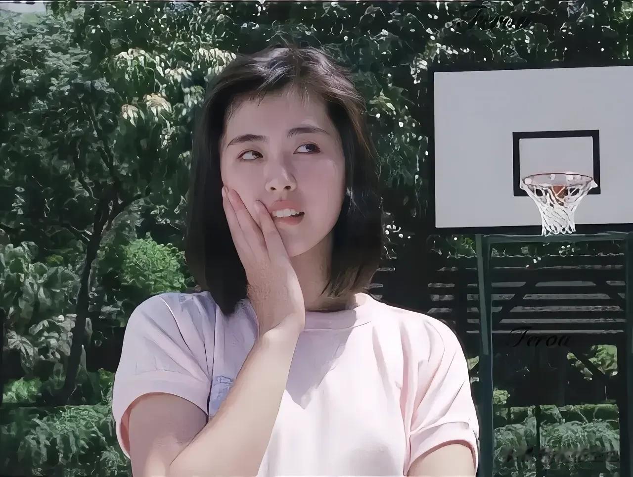 要说谁是90年代香港演艺圈最美的女神，我首推王祖贤。王祖贤是一位极具魅力的女演员