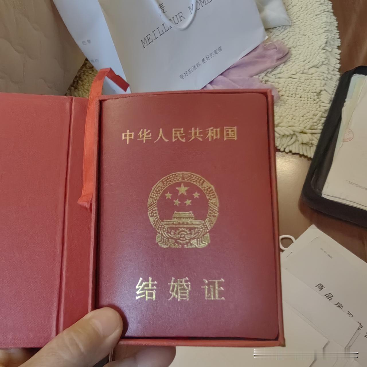 我和老公结婚20年后，才真正被法律上承认是合法夫妻。

刚刚整理抽屉的杂物，翻到