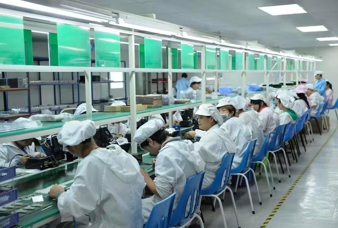 画质点灯，屏幕闪三年，视力从5.0掉到0.5。
这个数字像什么？像拿眼睛换工资。