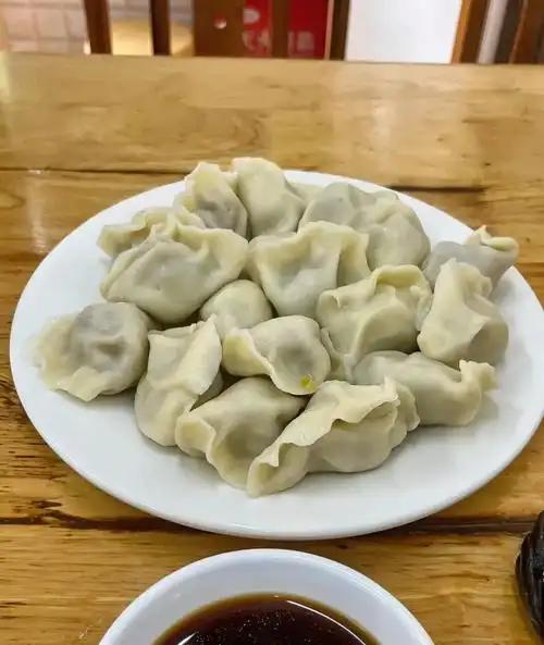 饺子馆的饺子一咬爆汁，秘诀不在于肉多而在于水。
一斤肉馅能实打实打进半斤水，否则