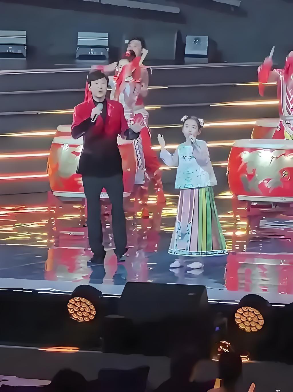 2025年“湾区升明月”晚会，57岁解晓东携童星“小酒窝”登台，全新编曲演绎经典
