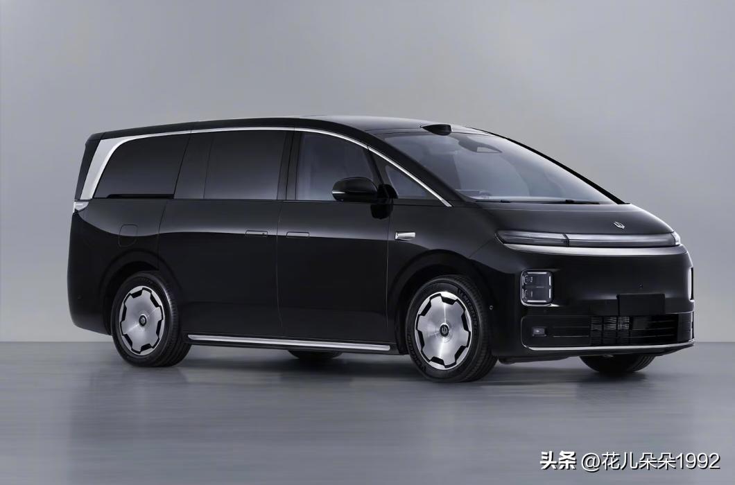 零跑D99公布了更多内饰细节！
随着工信部申报图曝光，零跑D99公布了更多内饰细