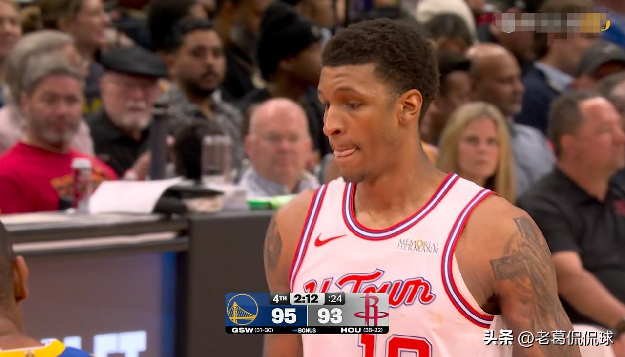火箭大将小史密斯真是吓死人了！在今天火箭主场以113：115输给勇士的比赛中，小