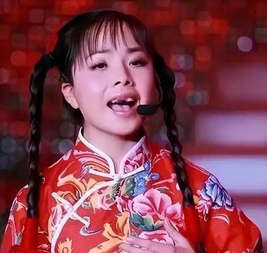 当年，王二妮出名后，男友李飞对她说“二妮，分手吧，咱俩不是同一世界的人了。”可王