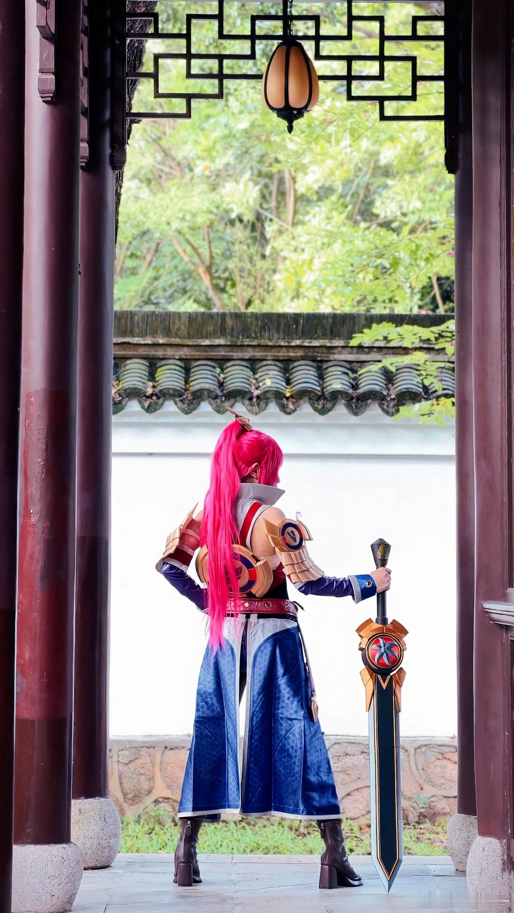 vivo王者荣耀花木兰王者荣耀cosplay 红高马尾猎猎扬起，重剑沉握于掌心；