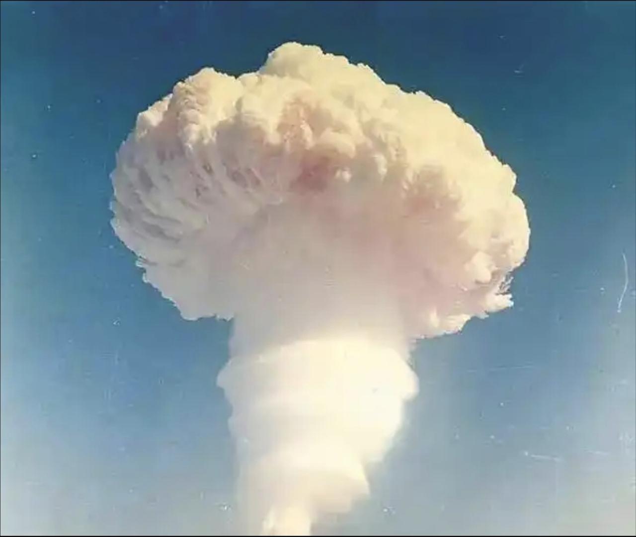 原子弹问题与第二次世界大战德国投降后，美国的外交、军事决策
1945年4月罗斯福