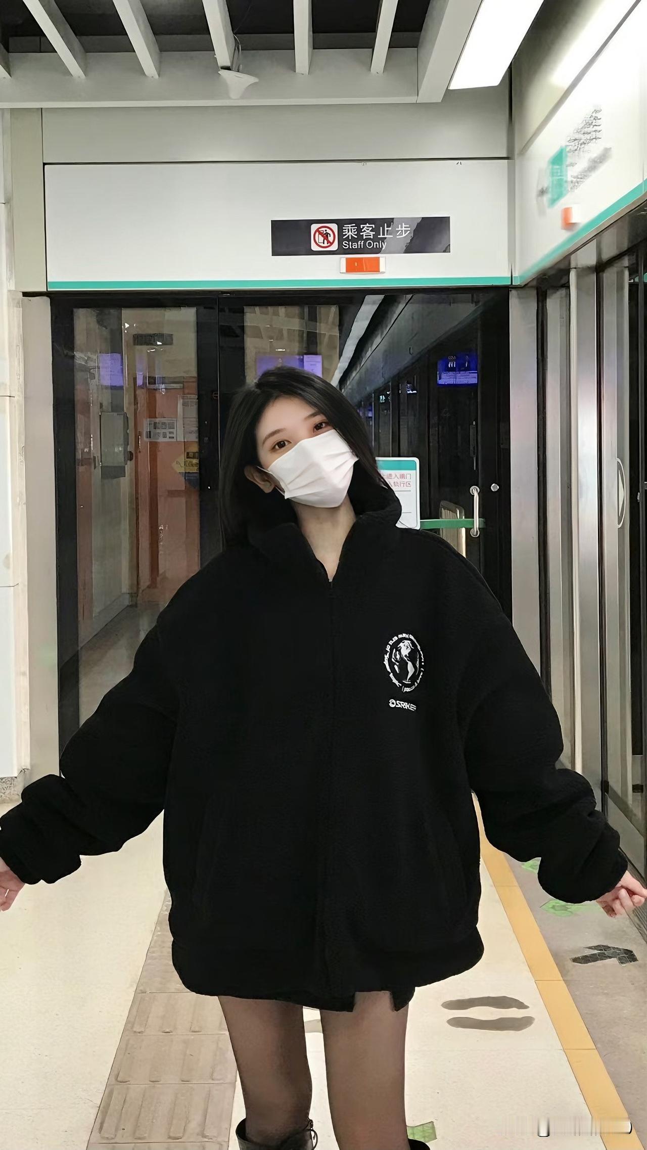 霸都“变脸”，通勤人的悲喜剧

宝子们，这霸都的天气，实在是让人摸不着头脑！
