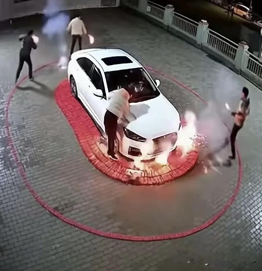 才买的新车
结果一不小心就烧给爷爷姥姥啦
这家人真是孝子贤孙
婆家奶奶离世 离世