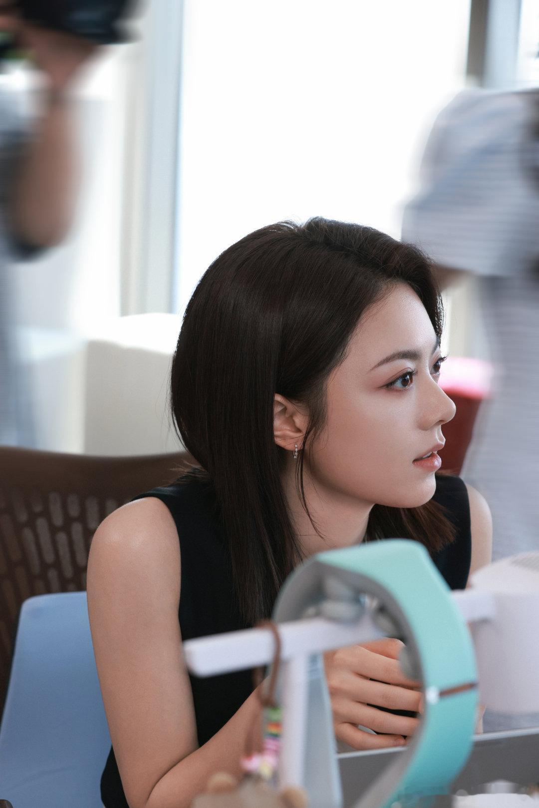 赵今麦时尚cosmo11月刊封面预告赵今麦时尚cosmo封面预告 ​​​他回复 