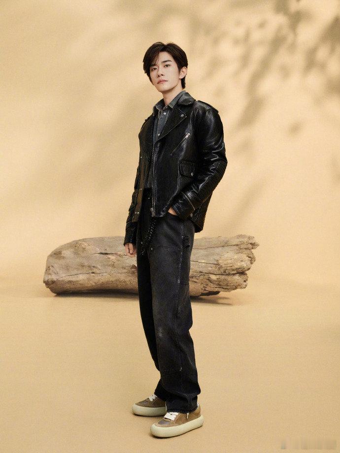 #易烊千玺翻领皮衣造型#易烊千玺翻领皮衣加牛仔叠穿造型，酷帅时尚。不羁魅力散发，