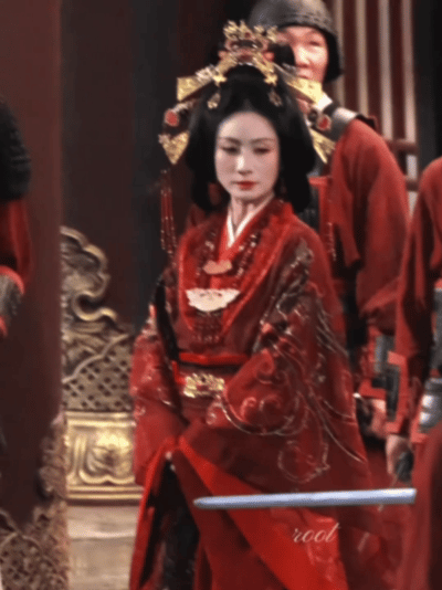 安陵容终于熬成太后了 红袍金冠气场两米八，陶昕然这次真的赢麻了！ 雀骨