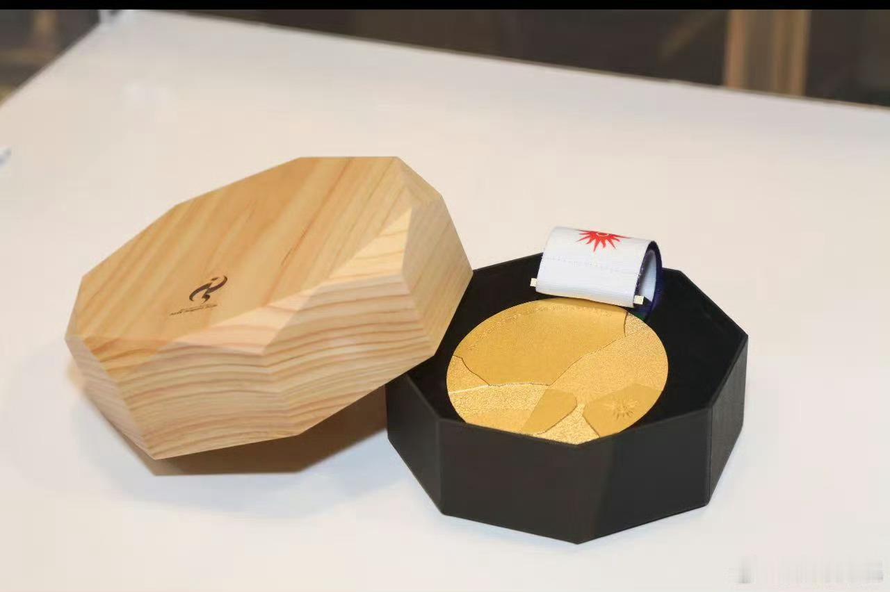 名古屋亚运会金牌像易碎粉饼包装有点像，亚运会的金牌里有黄金么？ ​​​