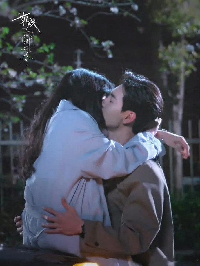 陈星旭卢昱晓车盖吻 车盖吻花絮一整个甜晕，陈星旭抱卢昱晓像抱宝贝，安全感直接溢出