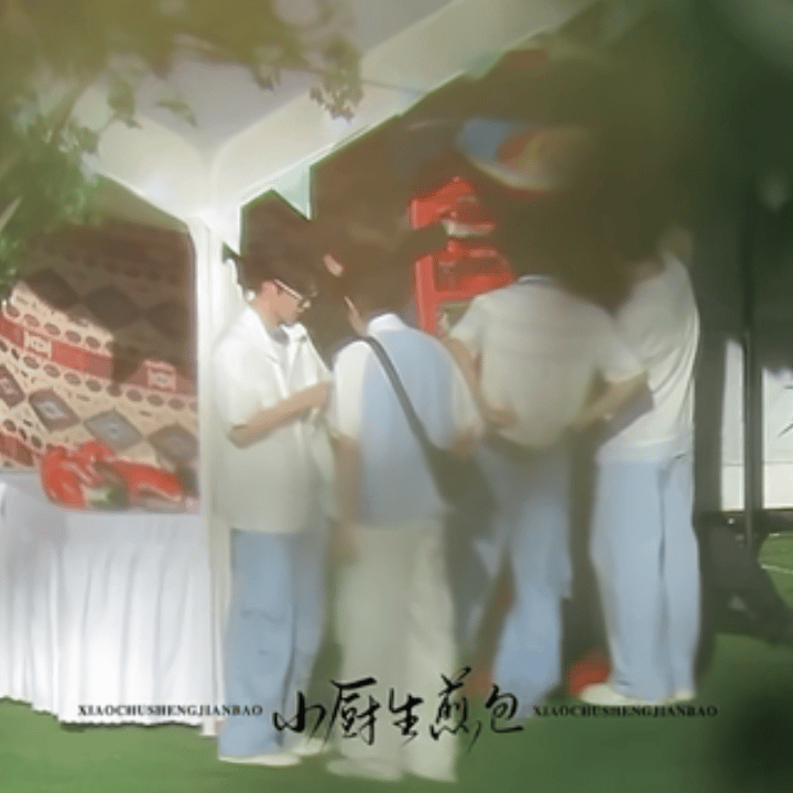 刘耀文想让宋亚轩帮忙看牙齿上有没有东西吧