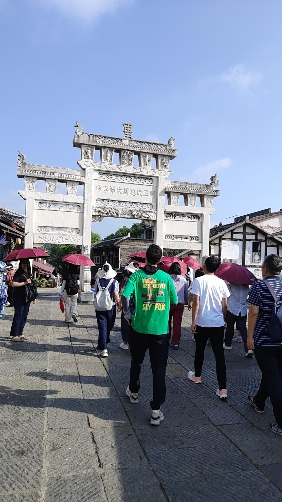 人每天奔波劳碌,究竟是为了什么?人每天奔波劳碌，是为了给所爱之人一个安稳的归处，