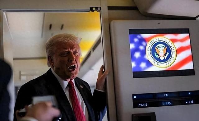 太解气！特朗普终于被制裁了！不是欧盟，而是他自己养的“狼”！特朗普第二任期刚满一