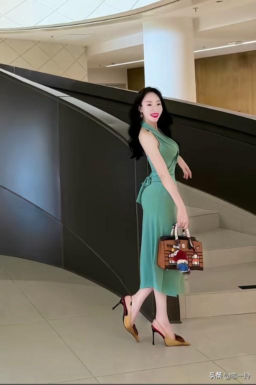 优雅漫步在现代艺术空间，感受时光的静谧与美好。