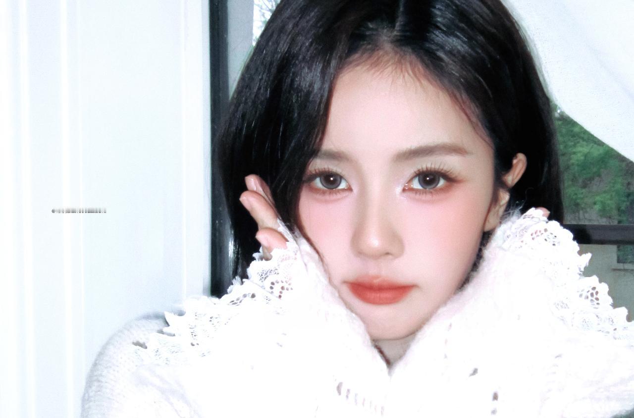 杜松混合茉莉的风🍃～🤍
.
. 白鹿蕾丝露肩 ​​​