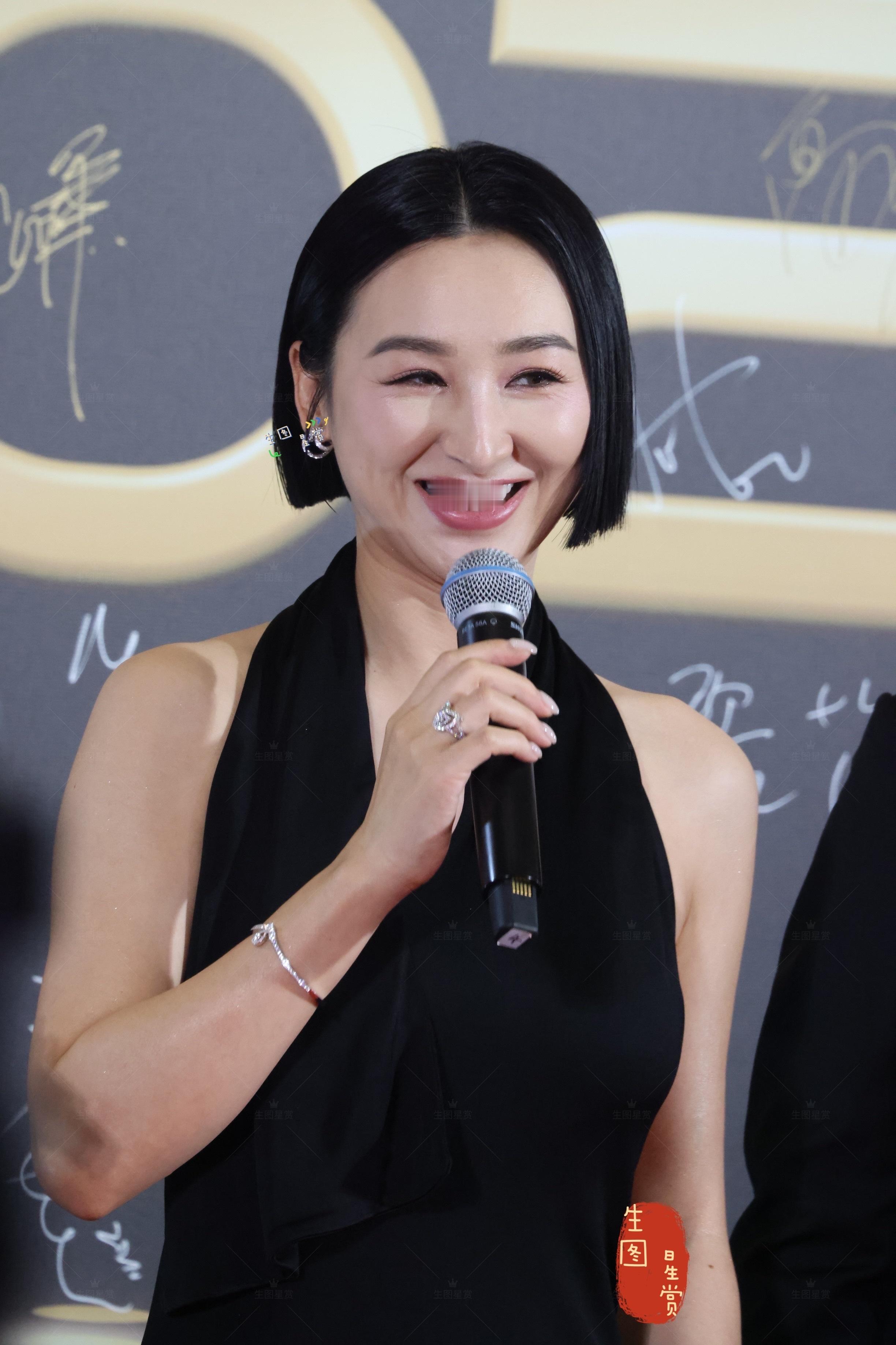 高海宁万千星辉颁奖典礼出图挂脖黑裙大秀美背🖤 