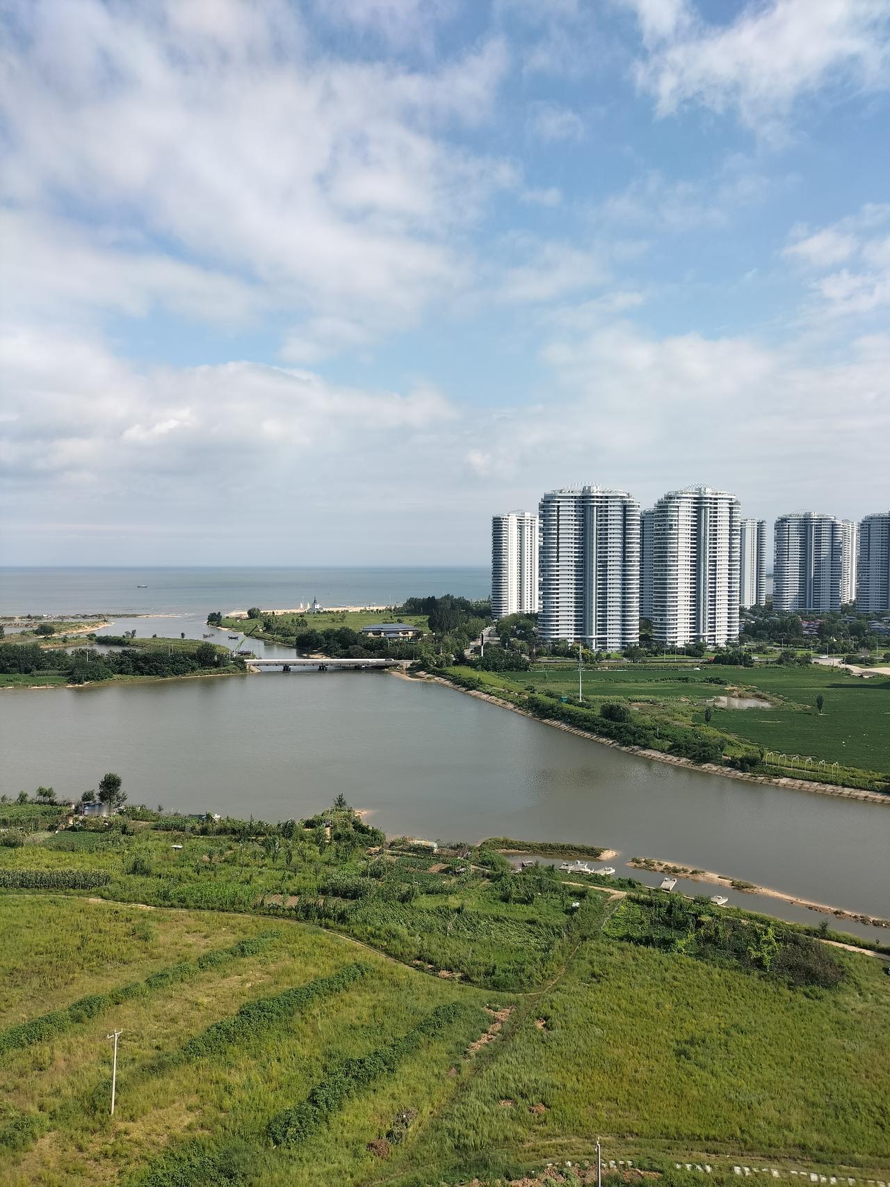 辽宁省葫芦岛市东戴河，风景如画，适宜居住生活。东戴河的房价便宜，生活成本低，比北