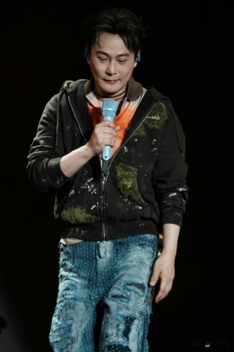 我一直觉得张信哲的歌好超前啊。
那个年代基本都是“怨妇风”，歌词都是讲男的不回家