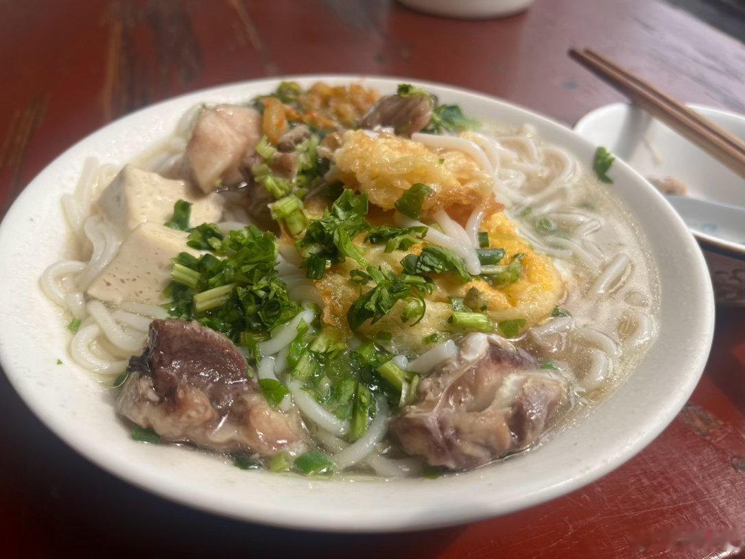 是哪个勤劳的女人，成为了吃饭小分队里目前唯一一个，吃上了最多只卖到十点的鱼粉。这