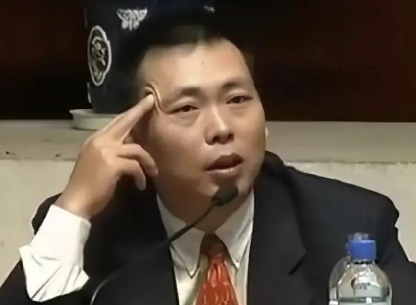刚称十年不卖持仓却缩水，泡泡玛特澄清段永平并非主动减持。
8月5日，港交所披露权