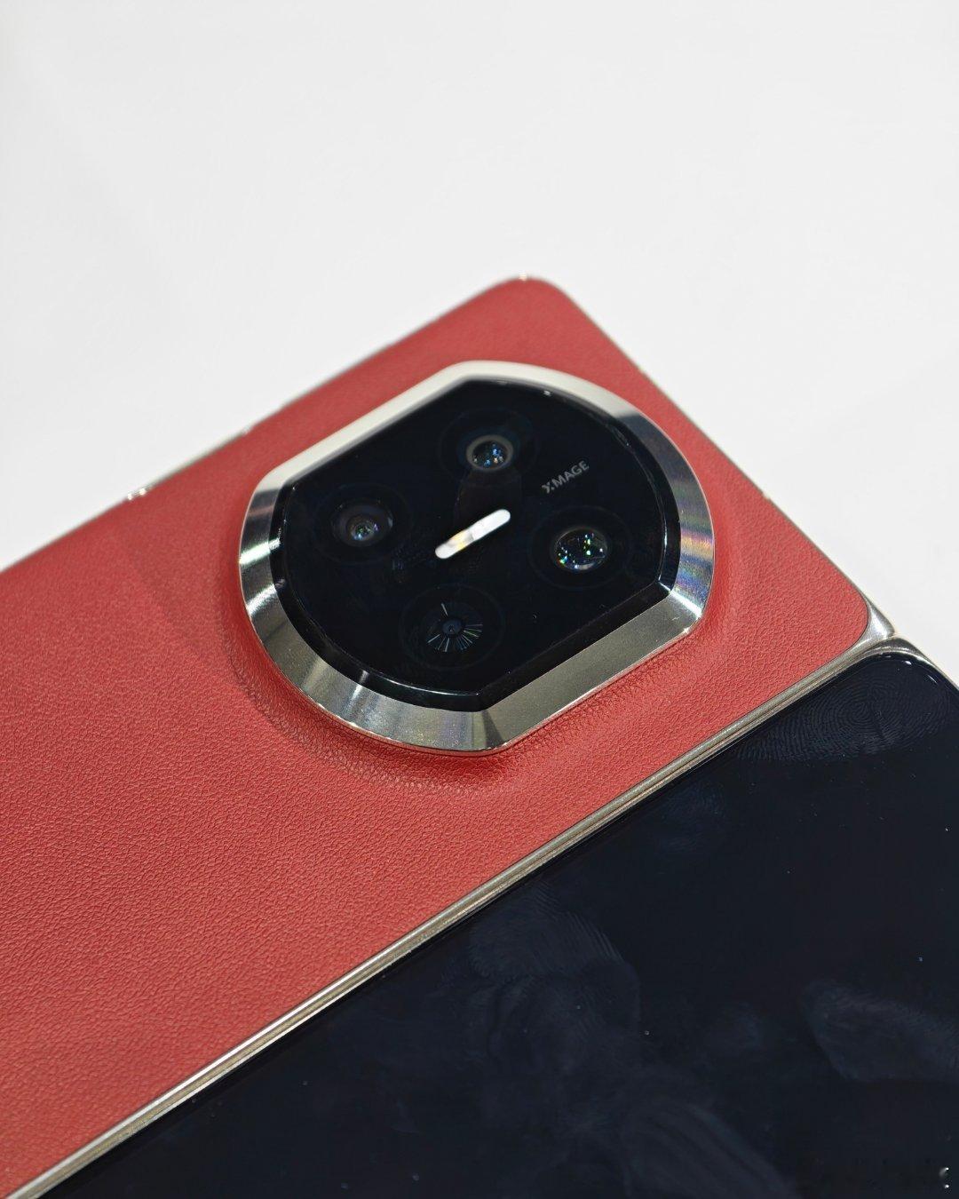 为什么说 ？去看过真机的小伙伴应该就懂了这一代的新机不仅更加轻薄，而且在设计上也