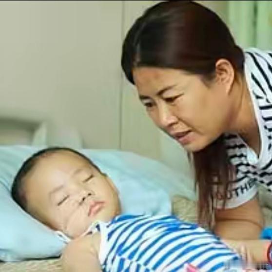 《男孩车祸昏迷55天后奇迹苏醒，妈妈含泪发声：“每天守在床边，不敢睡觉，就怕错过