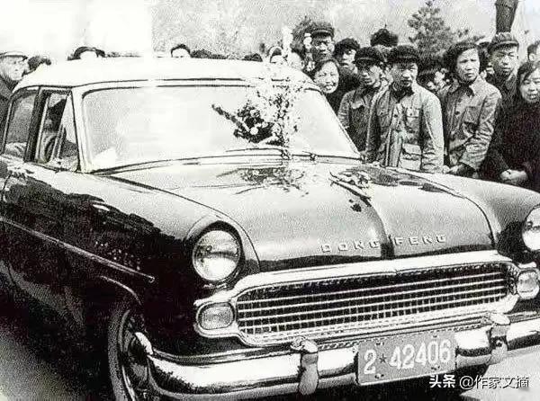 1958年的东风车，是新中国第一辆轿车，从图一和图二的版本我们可以看见除了龙标，