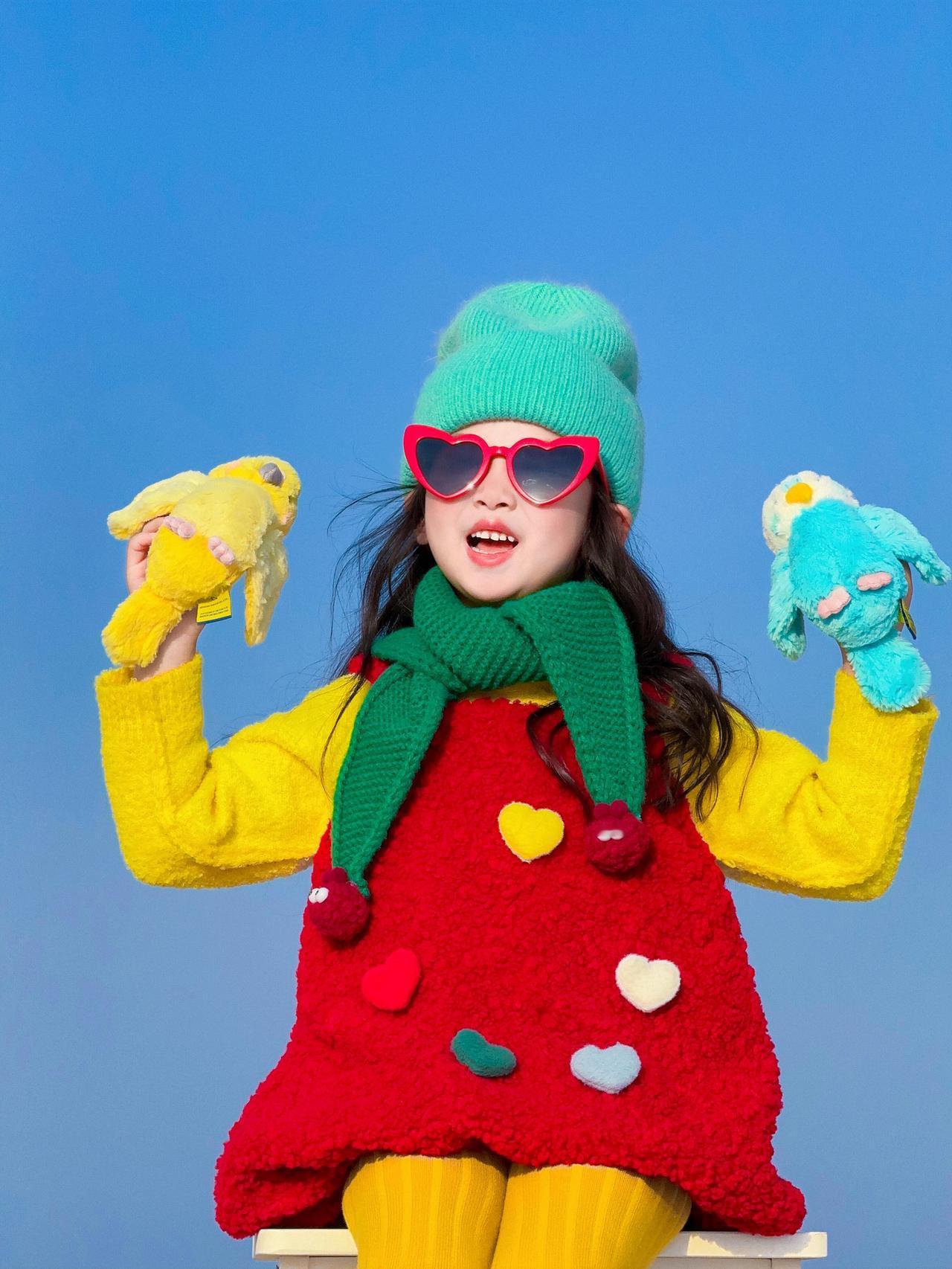 冬日暖阳下可爱的女孩手捧毛绒玩具笑容灿烂温暖如春甜系毛绒写真