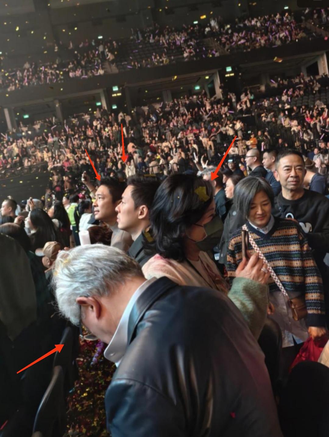 三个儿子和继父看演唱会，

相处的很融洽，

最近，朱玲玲跑去澳门看闺蜜叶蒨文的