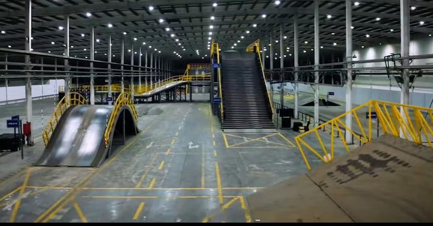 把山搬进厂里是疯了还是清醒将天门山999级天梯和45度超滑坡道搬进厂房，比亚迪在