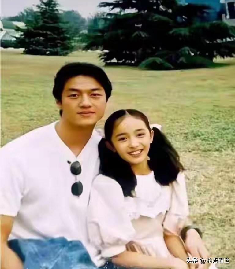 当年李亚鹏和这位小姑娘一起拍照的时候，大概怎么也没料到，身边这个不起眼的小女孩，