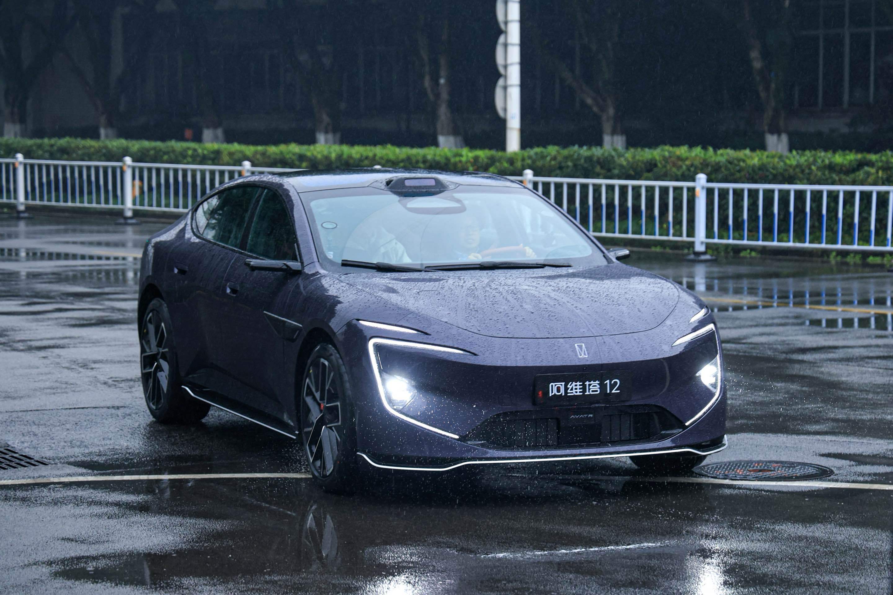 新款阿维塔12实车曝光 通过实车图和官方给的信息来看，这款车搭载顶置激光雷达，并