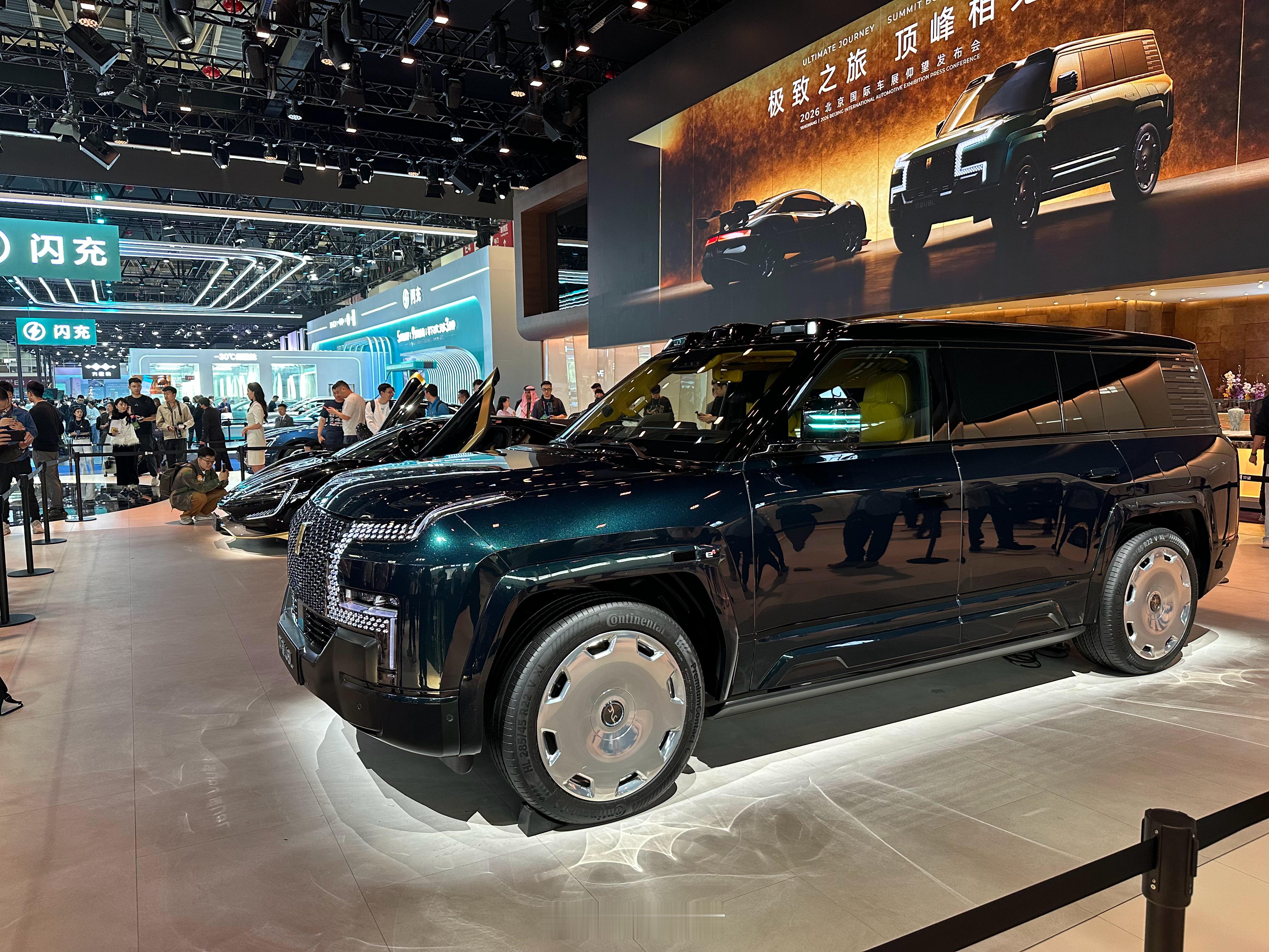 仰望U8L鼎藏版，四座，墨玉青配色，据说售价180万元以上！行走的一套房