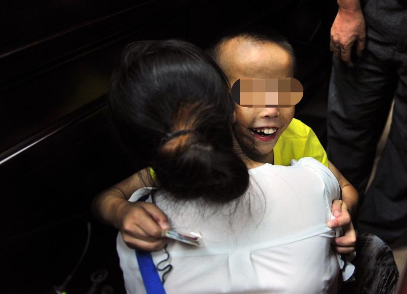 重庆巴南这事儿太让人无语了！骗子冒充军人，用“内部投资项目”诱导周女士取现100