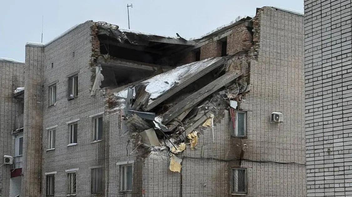 俄罗斯一处军警办公楼四层建筑局部坍塌。俄媒称由爆炸引发；官方正调查，俄联邦侦查委