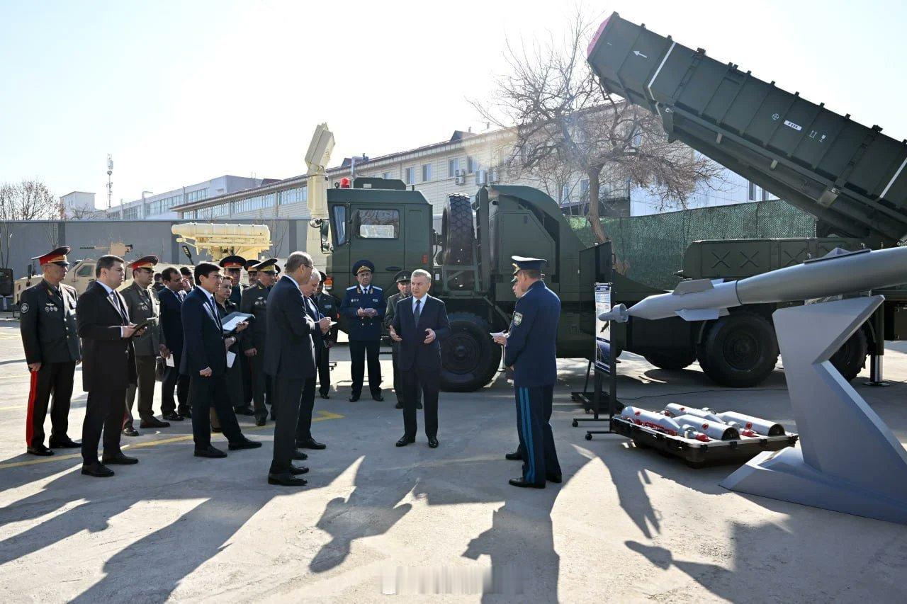 乌兹别克斯坦装备KS-1防空导弹系统，该系统使用箱式模块发射筒。烽火问鼎计划