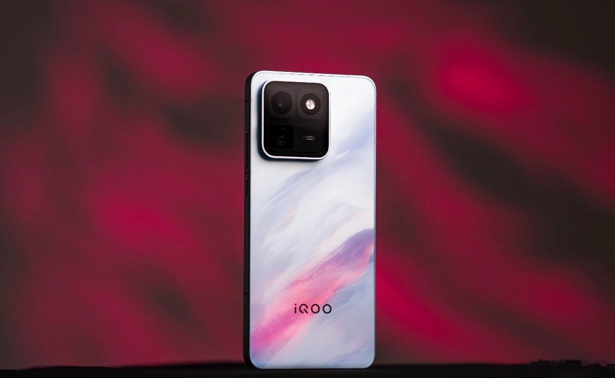 iQOO15T 实力颜值双在线！作为NBA2K手游官方赛事用机，随手也能拍出氛围