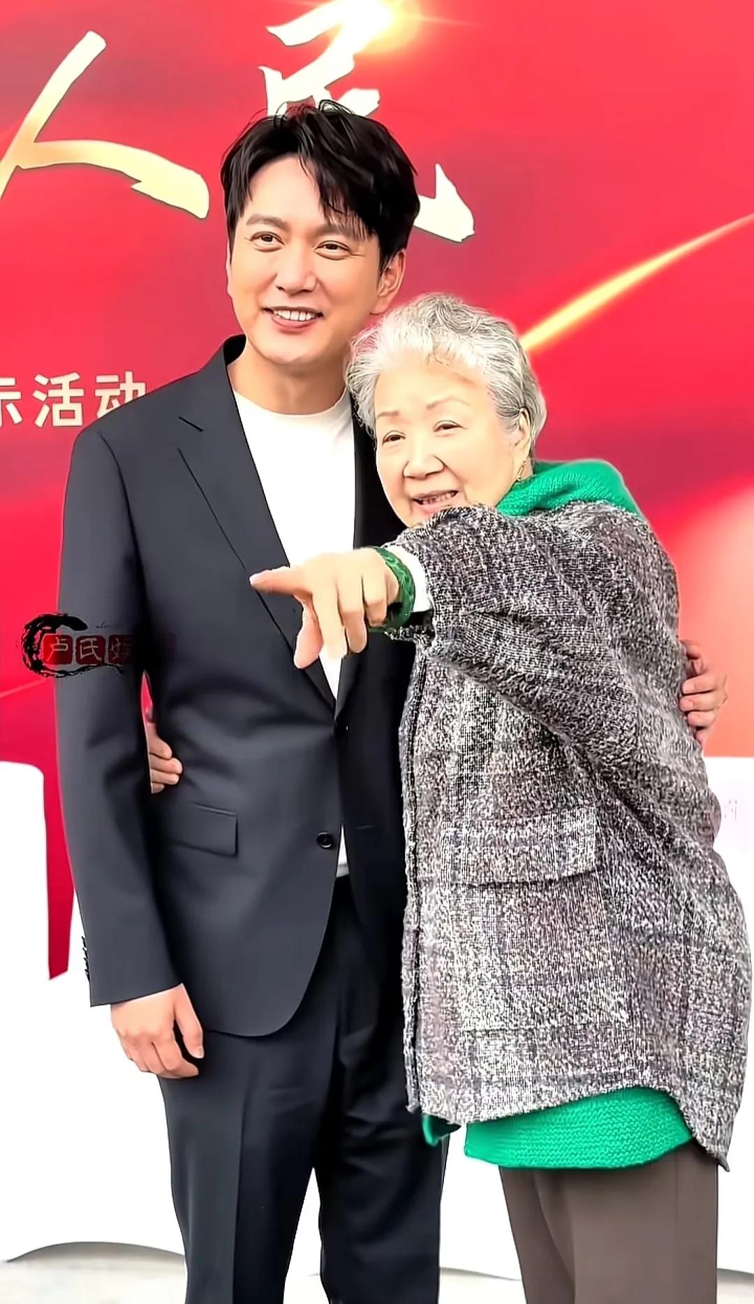 剧里剧外都是好慈祥。

孙子获奖她应该也很高兴吧[捂脸]

很多网友表示，想有这
