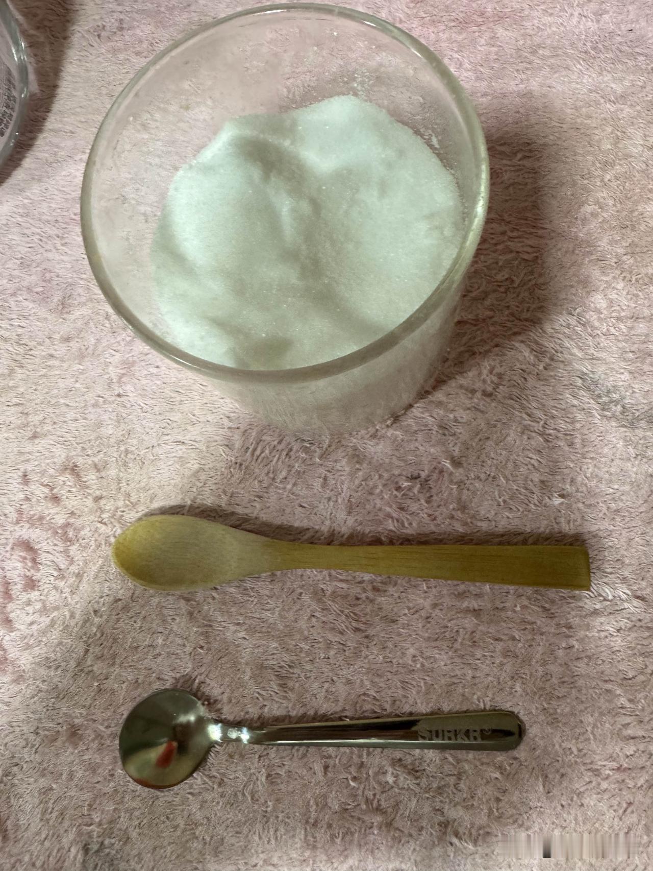 孩子为了让我控制用盐，在网上买了一个小勺子🥄，勺子是两元，还包邮。
我就想不通