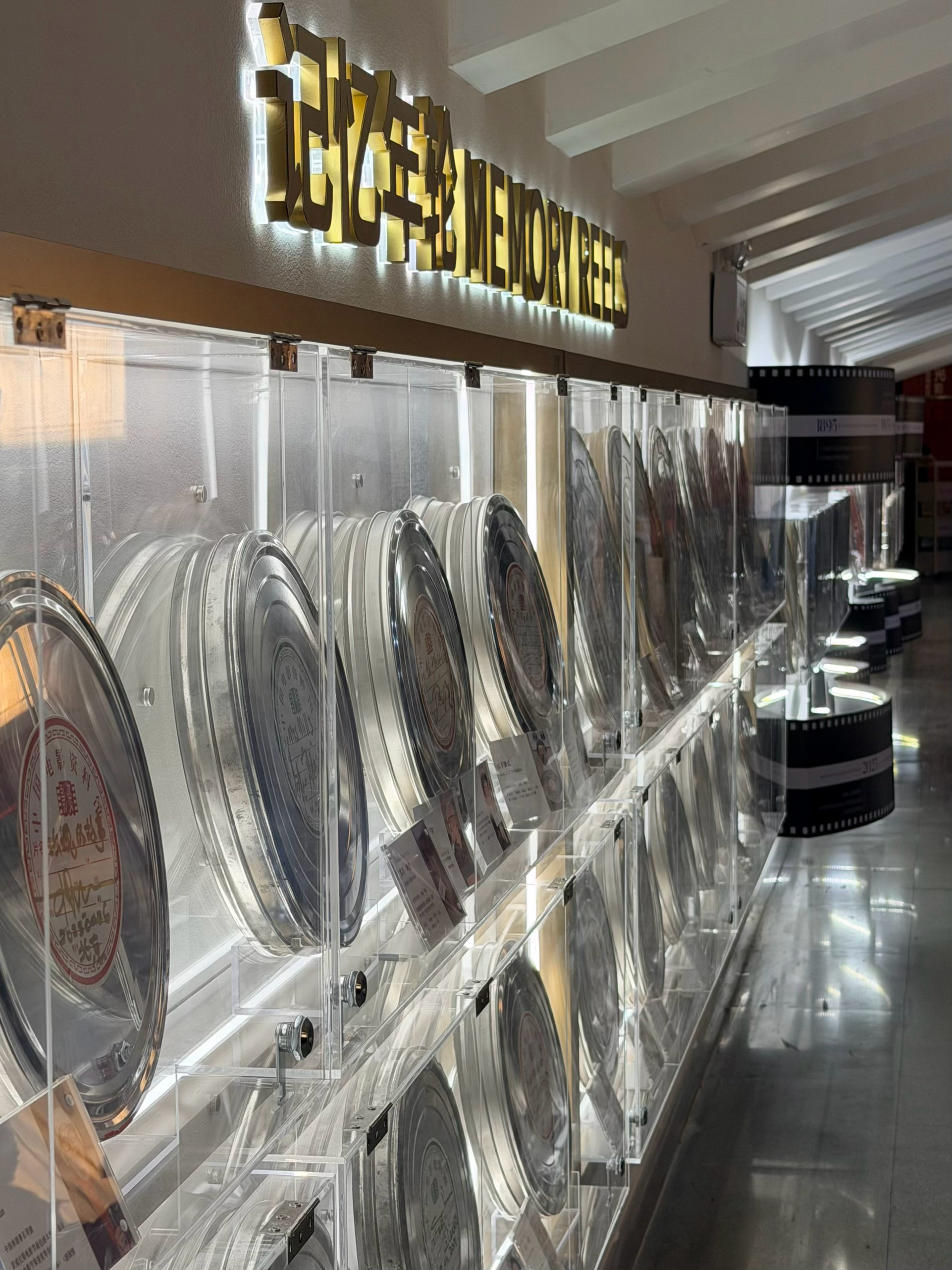 电影资料馆的记忆年轮。🎞️每个签名背后都是光阴的故事。图1：蒂尔达·斯文顿、朱