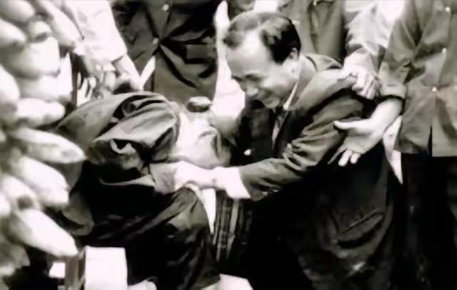 1990年，离休的开国上校黄汉基向组织报告要赴台探亲，只因百岁母亲最大的心愿是见