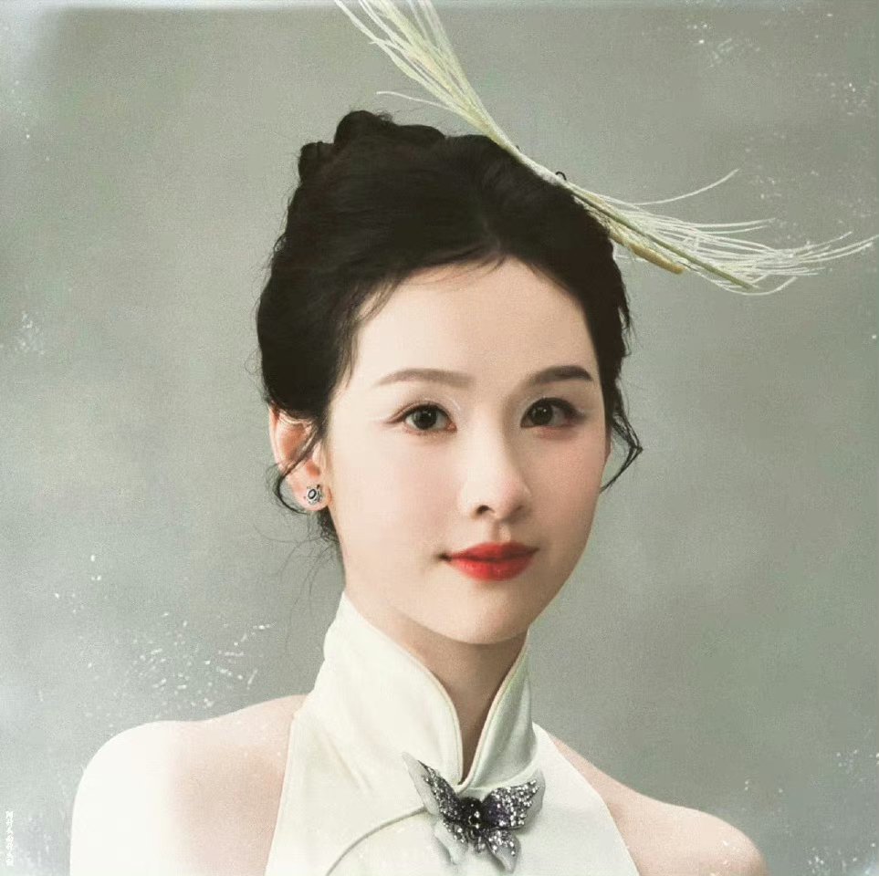 陈都灵真是白月光美女，看到她时，便想起春天的第一阵风、冬天的第一场雪。 ​​​