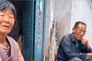 这世界骗子真是防不胜防，农户一块破石头能成55万宝贝，听起来就离谱。就像央视曝光