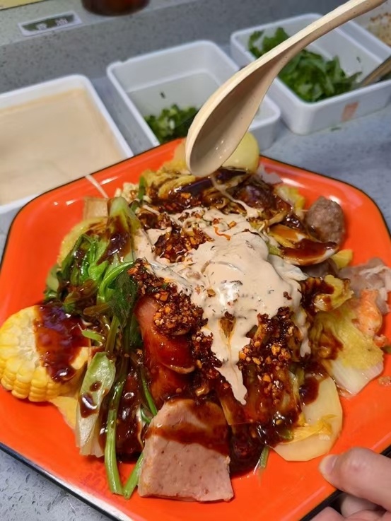 偶遇南昌崽刘仁铖打卡麻辣拌 南昌崽刘仁铖打卡麻辣拌，张亮麻辣烫的麻辣拌香到上头，