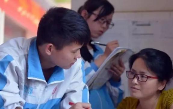 【高考后才发现，住校和走读差距不是一星半点，后悔没听老师的话】

对学生而言，其