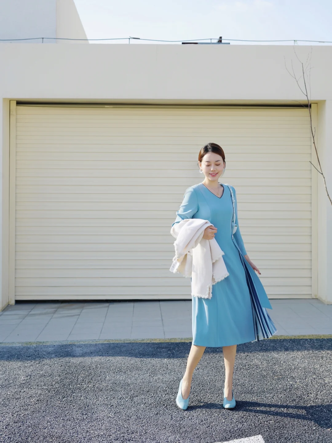 经典蓝色连衣裙👗你要的优雅高级，她都有